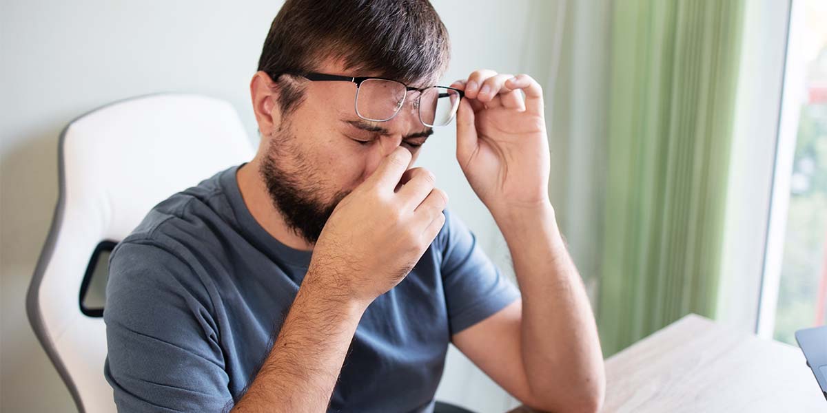 Homem coçando o olho - site Dr. Lauro Barata Oftalmologista de Belém - PA