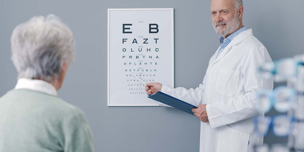 Homem fazendo testes no consultório oftalmológico - site Dr. Lauro Barata Oftalmologista de Belém - PA