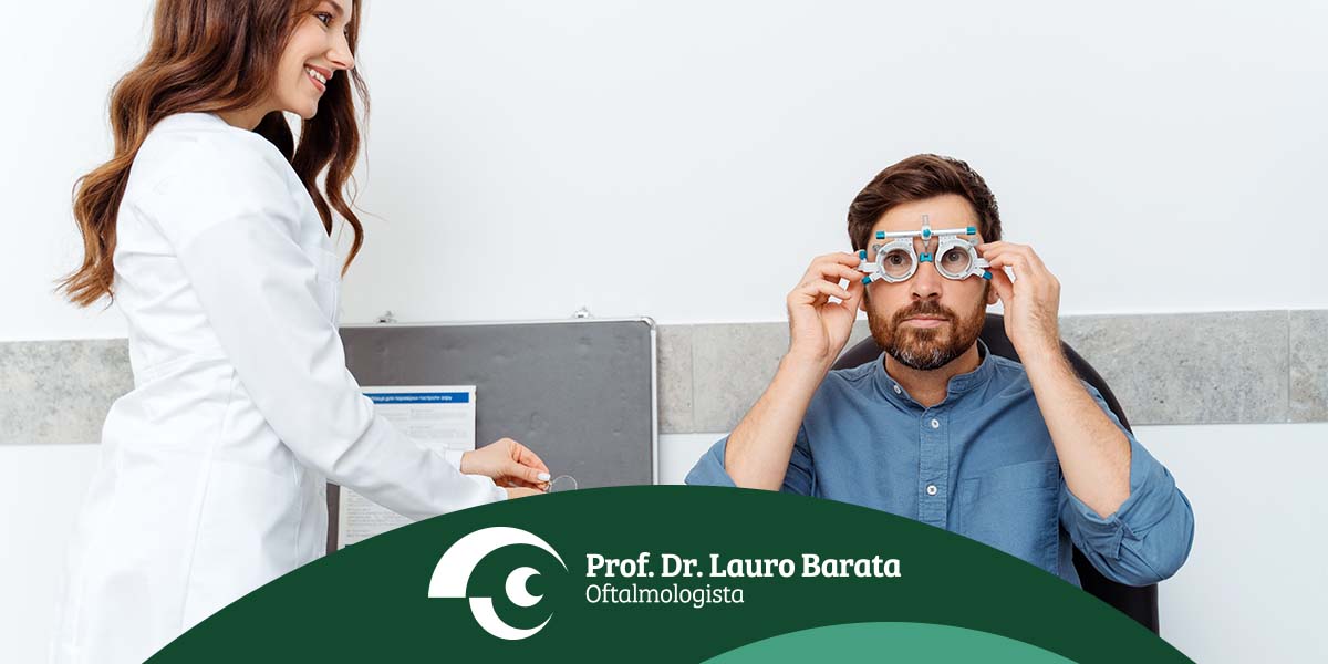 Homem no oftalmo fazendo testes para hipermetropia - site Dr. Lauro Barata Oftalmologista de Belém - PA