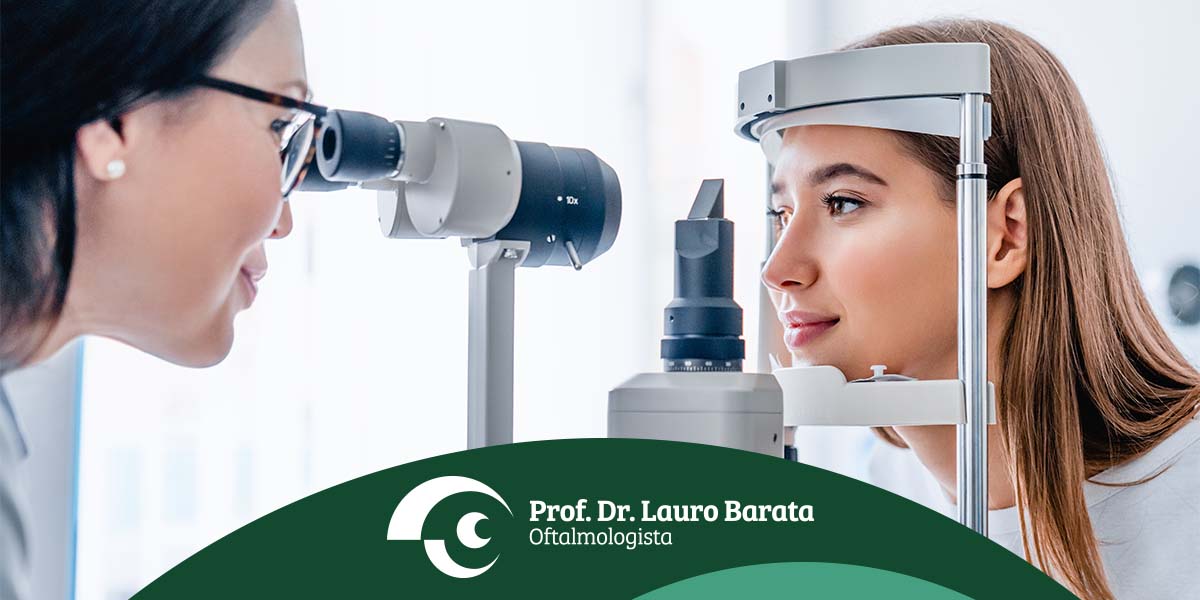 Médica e paciente numa clínica oftalmológica - site Dr. Lauro Barata Oftalmologista de Belém - PA