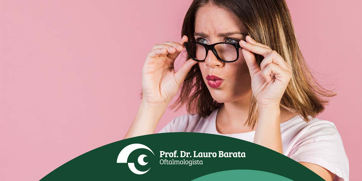 Mulher com miopia usando óculos tentando enxergar melhor - site Dr. Lauro Barata Oftalmologista de Belém - PA