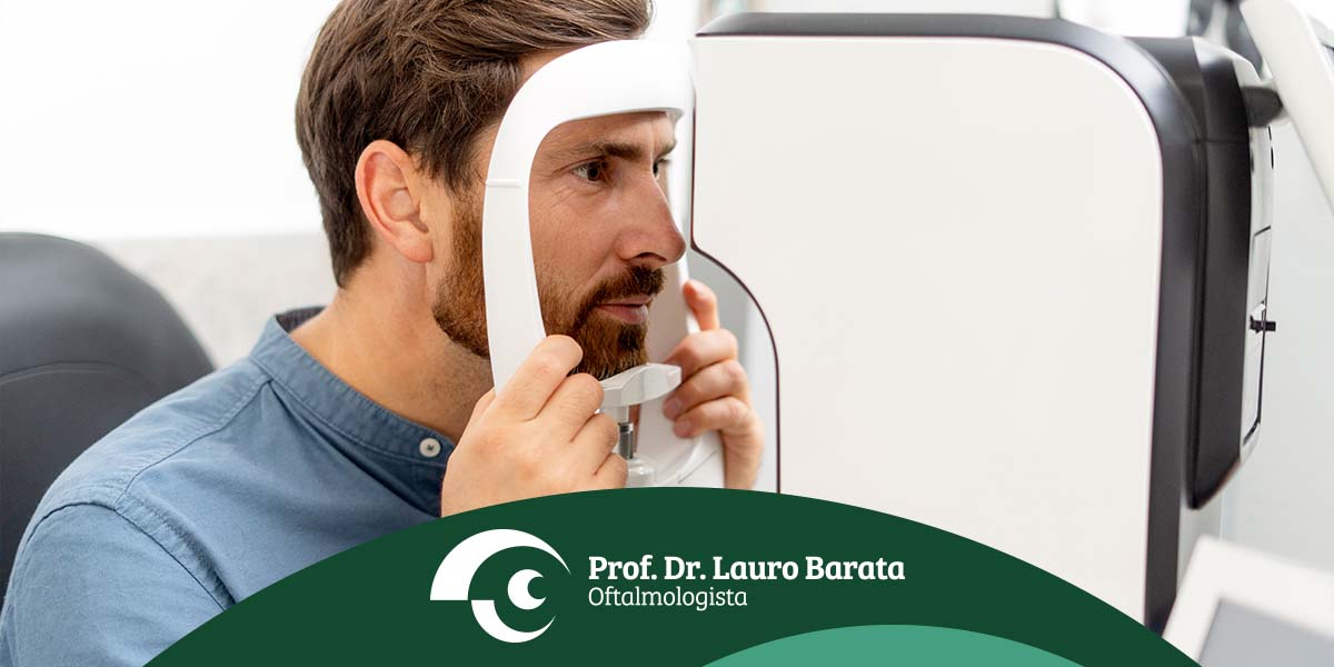 Paciente fazendo o teste para astigmatismo - site Dr. Lauro Barata Oftalmologista de Belém - PA